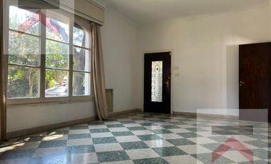 Casa en Alquiler en  La Lucila 4 Dormitorios, con Jardín, cochera y patio.