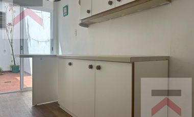 Casa en Alquiler en  La Lucila 4 Dormitorios, con Jardín, cochera y patio.