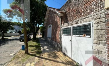 Casa en Alquiler en  La Lucila 4 Dormitorios, con Jardín, cochera y patio.