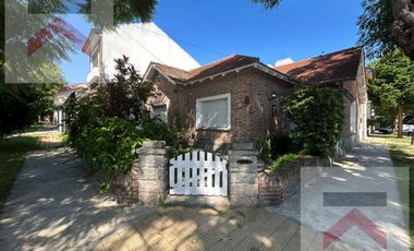 Casa en Alquiler en  La Lucila 4 Dormitorios, con Jardín, cochera y patio.