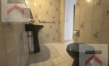 Casa en Alquiler en  La Lucila 4 Dormitorios, con Jardín, cochera y patio.