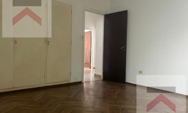 Casa en Alquiler en  La Lucila 4 Dormitorios, con Jardín, cochera y patio.