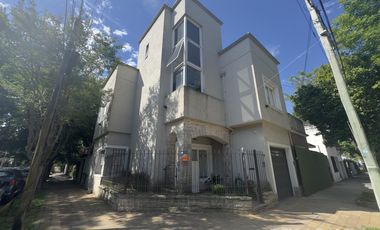 CASA VENTA VICENTE LÓPEZ 4 AMBIENTES  COCHERA