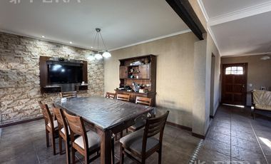 Venta Casa 5 ambientes con cochera, quincho y parrilla en Villa Dominico
