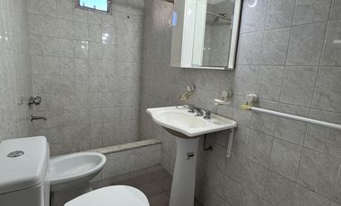 Venta Casa 5 ambientes con cochera, quincho y parrilla en Villa Dominico