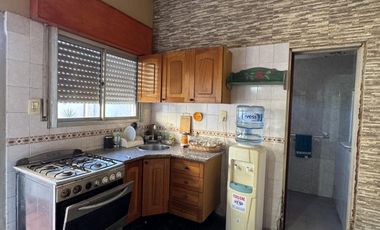 Venta Casa 5 ambientes con cochera, quincho y parrilla en Villa Dominico