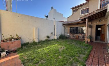 Venta Casa 5 ambientes con cochera, quincho y parrilla en Villa Dominico