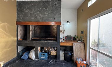 Venta Casa 5 ambientes con cochera, quincho y parrilla en Villa Dominico