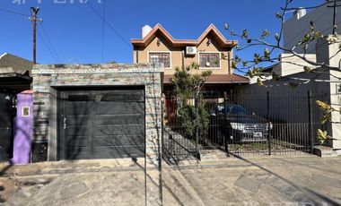 Venta Casa 5 ambientes con cochera, quincho y parrilla en Villa Dominico