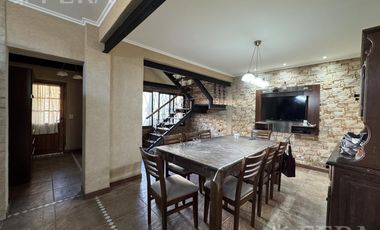 Venta Casa 5 ambientes con cochera, quincho y parrilla en Villa Dominico