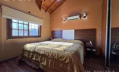 Venta Casa 5 ambientes con cochera, quincho y parrilla en Villa Dominico