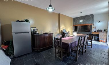 Venta Casa 5 ambientes con cochera, quincho y parrilla en Villa Dominico