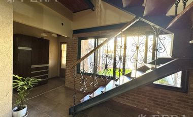 Venta Casa 5 ambientes con cochera, quincho y parrilla en Villa Dominico