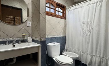 Venta Casa 5 ambientes con cochera, quincho y parrilla en Villa Dominico