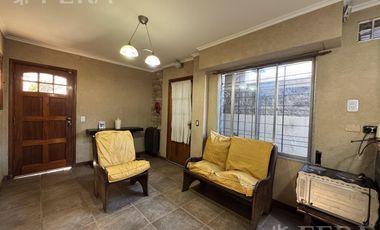 Venta Casa 5 ambientes con cochera, quincho y parrilla en Villa Dominico