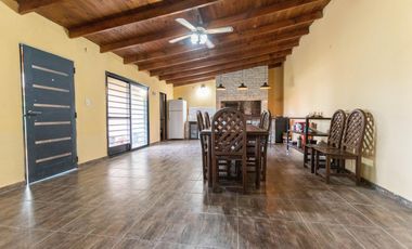 665 entre 16 y 17 Sicardi, casa con piscina en VENTA