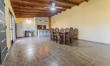 665 entre 16 y 17 Sicardi, casa con piscina en VENTA