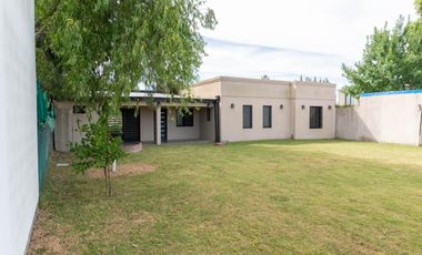 665 entre 16 y 17 Sicardi, casa con piscina en VENTA