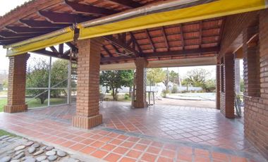 Casa / Quinta Ruta 1 , KM 10 a 100 mts lado Este.