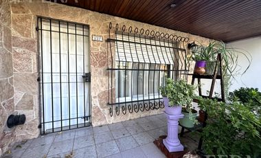 Venta casa 3 ambientes con cochera y quincho en Wilde