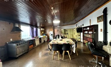 Venta casa 3 ambientes con cochera y quincho en Wilde
