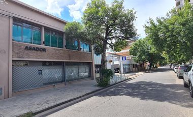 Gran lote sobre 1ero de Mayo y Cerrito ideal para construir