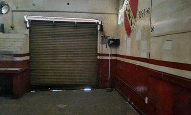 Casa con 2 locales y vivienda de 3 amb, sobre calle concurrida. Ideal inversor!