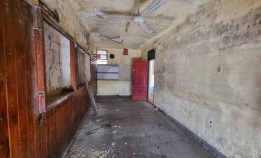 Casa con 2 locales y vivienda de 3 amb, sobre calle concurrida. Ideal inversor!