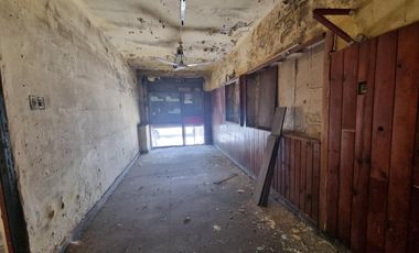 Casa con 2 locales y vivienda de 3 amb, sobre calle concurrida. Ideal inversor!