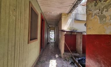 Casa con 2 locales y vivienda de 3 amb, sobre calle concurrida. Ideal inversor!