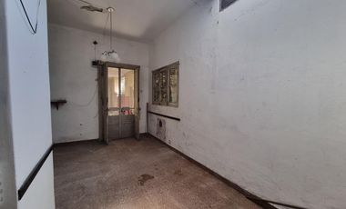 Casa con 2 locales y vivienda de 3 amb, sobre calle concurrida. Ideal inversor!