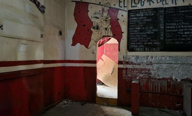 Casa con 2 locales y vivienda de 3 amb, sobre calle concurrida. Ideal inversor!