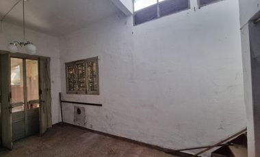 Casa con 2 locales y vivienda de 3 amb, sobre calle concurrida. Ideal inversor!