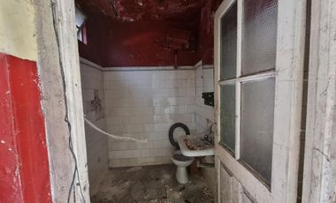 Casa con 2 locales y vivienda de 3 amb, sobre calle concurrida. Ideal inversor!