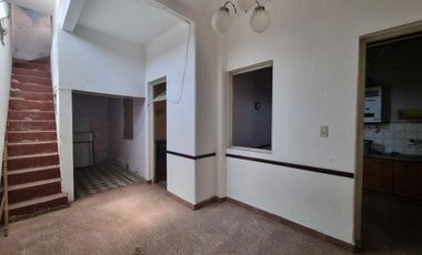 Casa con 2 locales y vivienda de 3 amb, sobre calle concurrida. Ideal inversor!