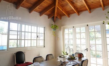 Casa 5 ambientes con pileta en Lanús