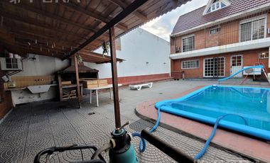Venta casa 5 ambientes con cochera y quincho en Wilde
