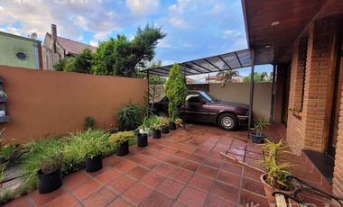 Venta casa 5 ambientes con cochera y quincho en Wilde