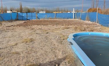 Terreno con pileta y platea terminada