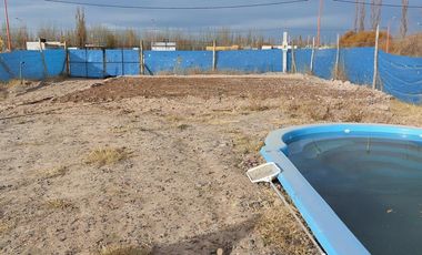 Terreno con pileta y platea terminada