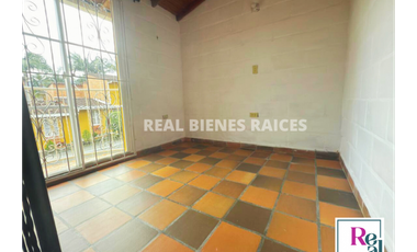 Casa para arriendo en unidad abierta.