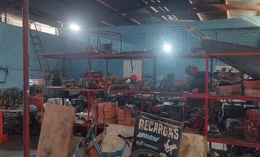 Se VENDE bodega de 387 m2 de terreno, con 4 locales y un departamento