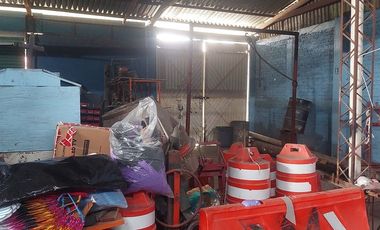 Se VENDE bodega de 387 m2 de terreno, con 4 locales y un departamento