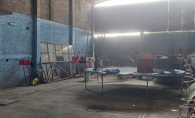 Se VENDE bodega de 387 m2 de terreno, con 4 locales y un departamento