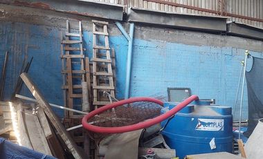 Se VENDE bodega de 387 m2 de terreno, con 4 locales y un departamento