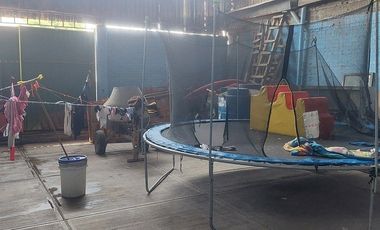 Se VENDE bodega de 387 m2 de terreno, con 4 locales y un departamento