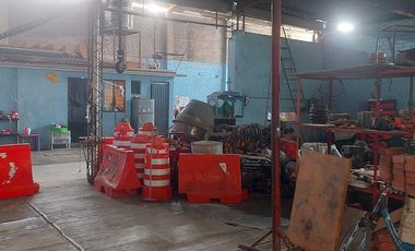 Se VENDE bodega de 387 m2 de terreno, con 4 locales y un departamento