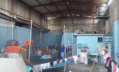 Se VENDE bodega de 387 m2 de terreno, con 4 locales y un departamento