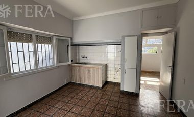 Alquiler de Casa 4 ambientes con espacio guardacoche en Sarandi