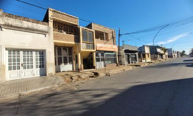 Casa con local comercial y galpón con accesos independientes. Ideal renta!
